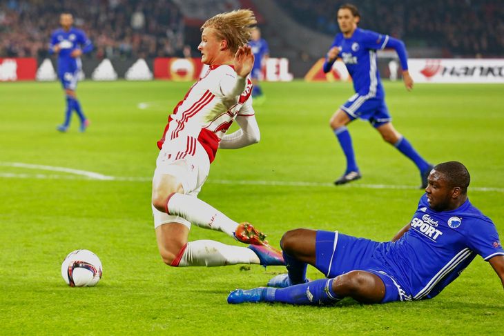 Okore spillede ikke nogen stor kamp og begik blandt andet straffespark mod Kasper Dolberg, da Ajax ekspederede FCK ud af Europa League. Foto: AP