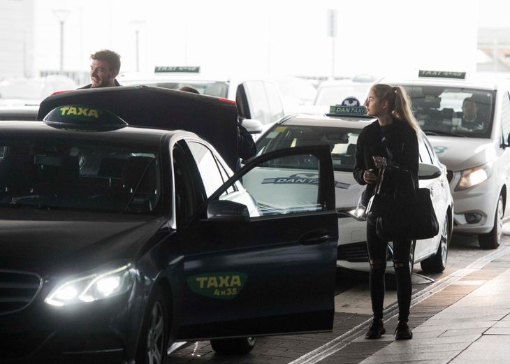 Bendtner sørgede for at holde de tunge tasker de to havde pakket. Hvor de to tog hen med taxaen vides ikke. Foto: Stine Tidsvilde