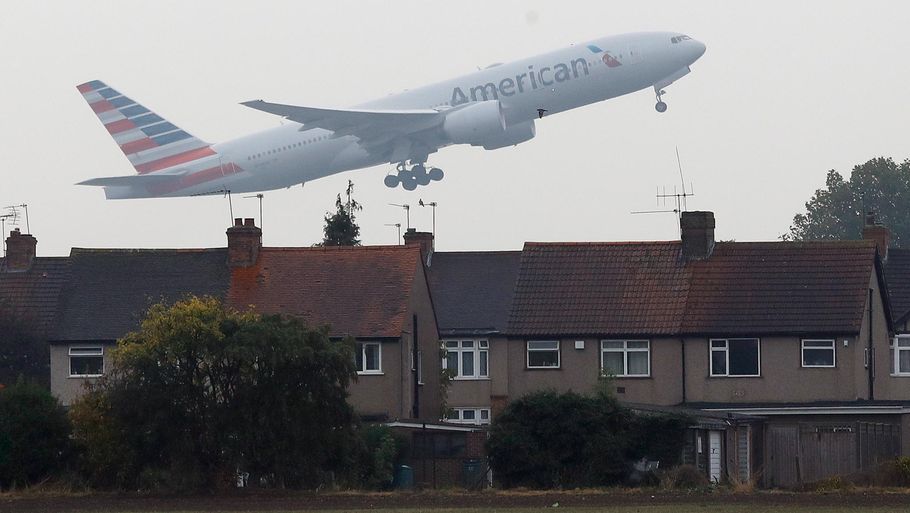Her letter et fly fra Heathrow Airport ved London tilsyneladende meget tæt på nogle hustage. (Foto: AP)