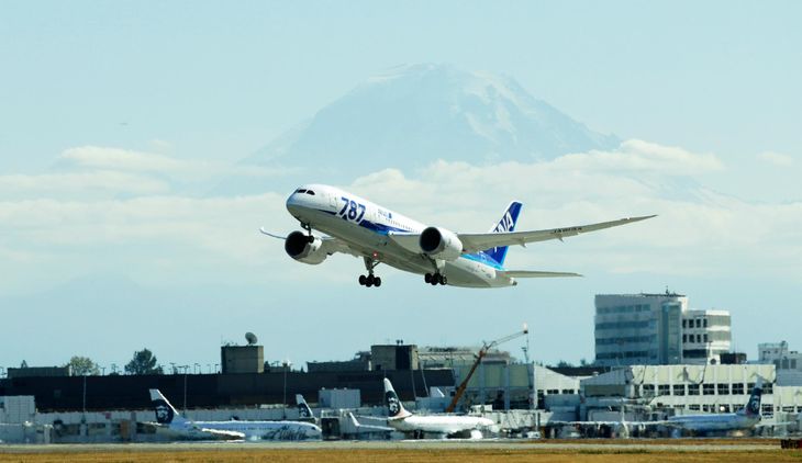 Her har et Boeing 787 netop lettet fra Tacoma International Airport i Seattle i USA. (foto: AP)
