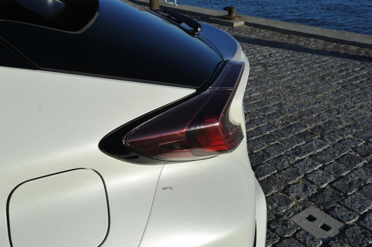 En integreret bagspoiler er elegant passet ind i bilens design - den forringer dog udsynet fra forsædet. Foto: Jens Høy