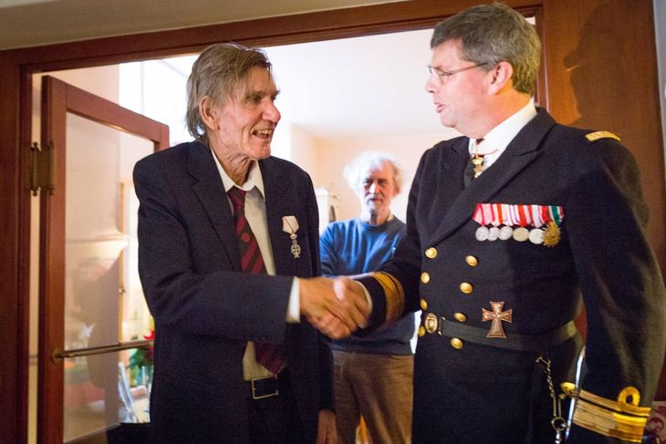 Troels Kløvedal takker kontraadmiral Nils Wang for Ridderkorset, som han overrakte på vegne af Dronningen. Foto: Finn Hageman