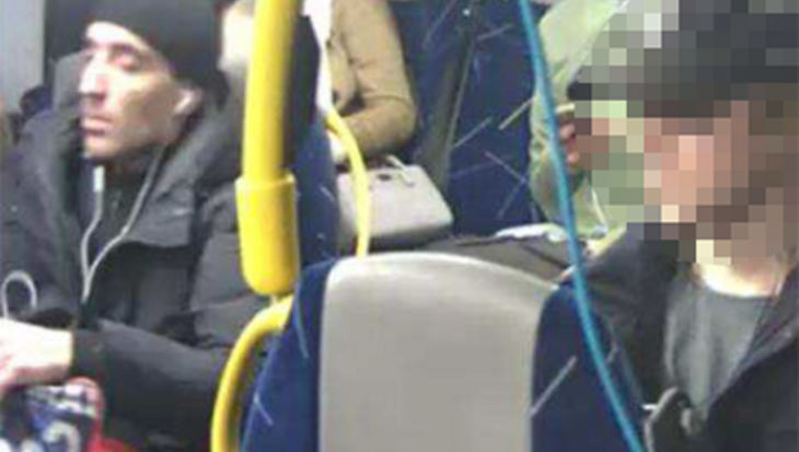 Her kan man tydeligt se den mistænkte gerningsmands ansigt. En tilfædig passagerer i bussen til højre er selvfølgelig maskeret. (Foto: Stockholm Politi)
