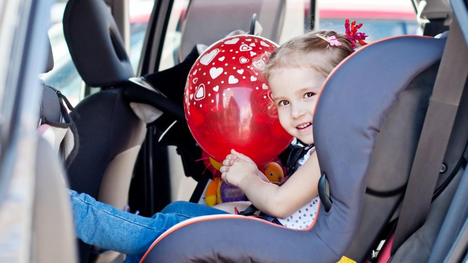 Selv om du gerne vil være betænksom og sætte dit barns legekammerat i bilens autostol, kan det faktisk ende med at give dig både bøde og klip i kortet. Foto: Colourbox