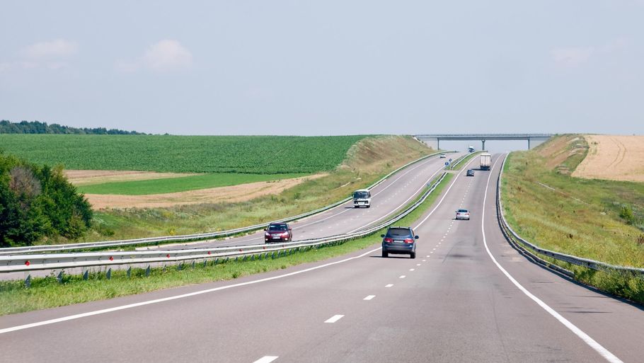 På flere veje i Danmark åbnes der nu for, at bilister kan køre hurtigere, oplyser Vejdirektoratet, der står for at opgradere vejene. Foto: Colourbox