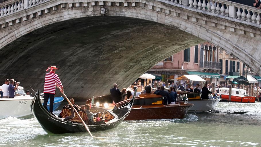 Nu kommer det også til at koste ekstra for endagsturister at besøge kanalbyen Venedig. Foto: Luca Bruno/AP