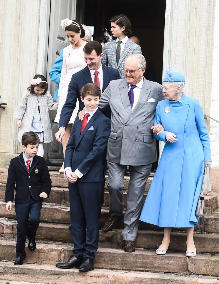 Prins Felix omgivet af sine små søskende og bedsteforældre til sin konfirmation 1. april 2017. Foto: Jonas Olufson
