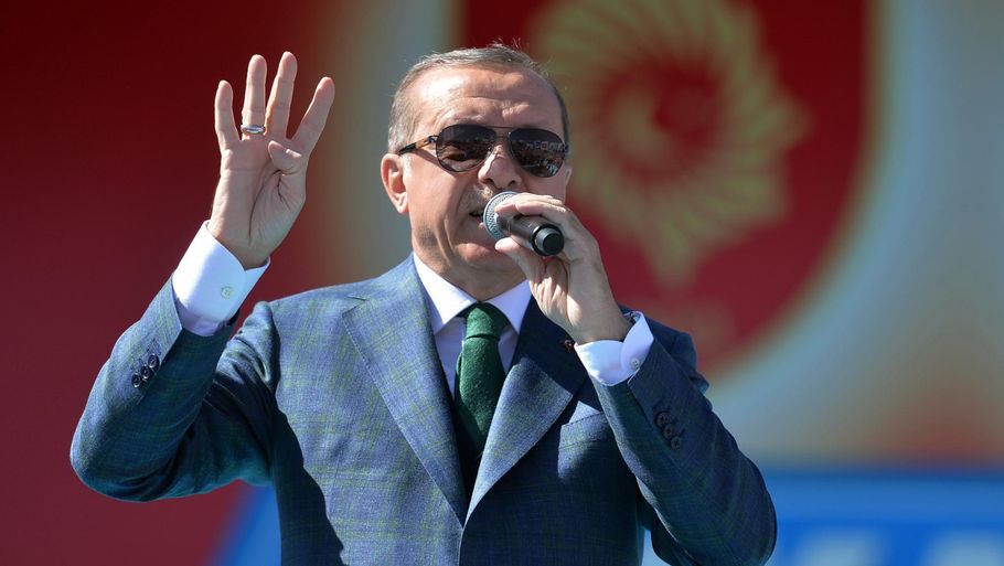 - Vi hverken ser jer, hører jer eller kender de politisk motiverede rapporter, I vil lave, lyder det fra Erdogan i en tale til sine tilhængere i hovedstaden Ankara. Foto: AP
