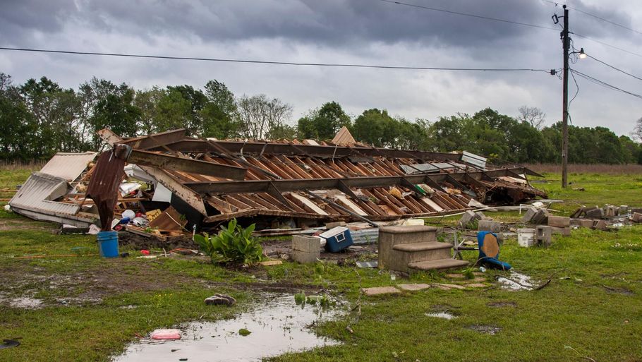 Flere amerikanske sydstater er ramt af et voldsomt uvejr. To personer omkom, da en trailer blev blæst omkuld. (Foto: AP)