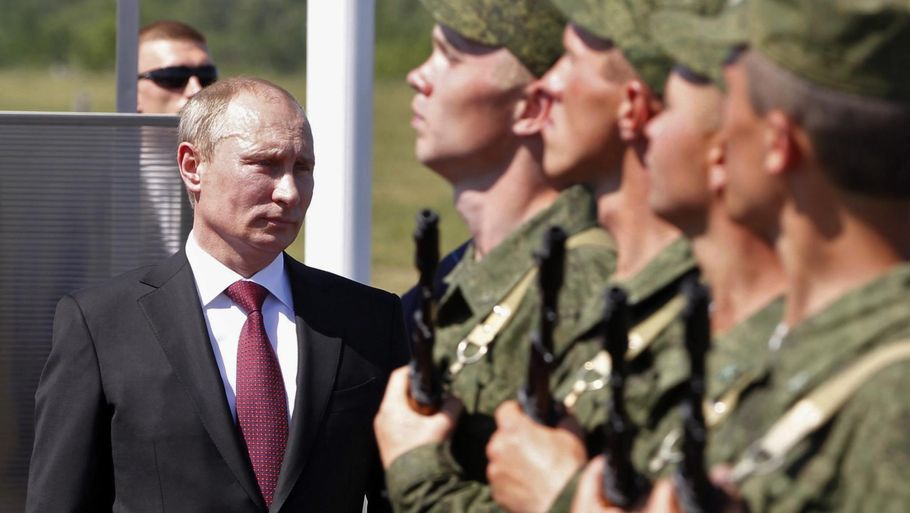 Ruslands stærke mand, Vladimir Putin, inspicerer soldater på en luftbase i Korenovsk 1200 km syd for Moskva. Foto: AP/Mikhail Klimentyev