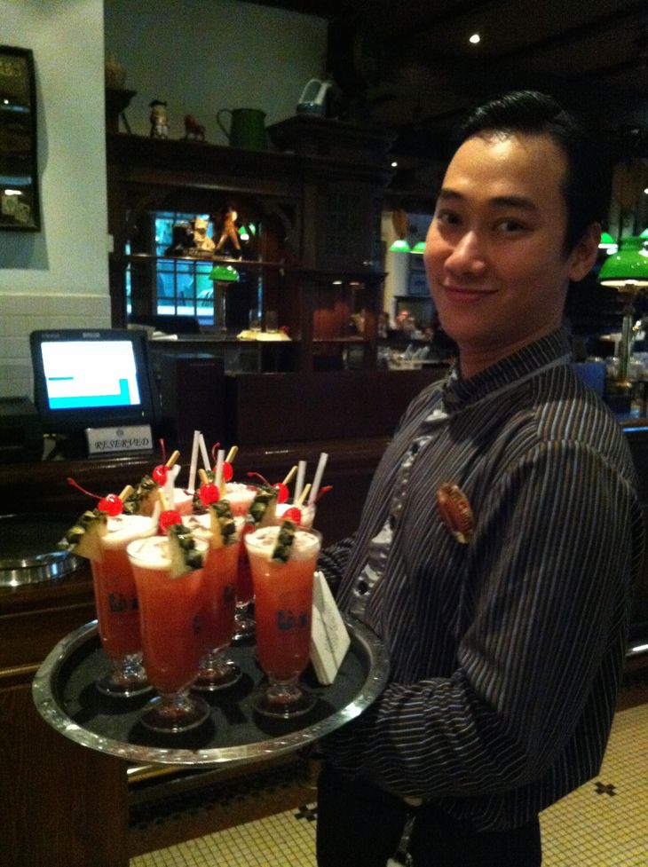Den klassiske Singapore Sling drink blev opfundet på The Long Bar på Raffles Hotel. Der serveres den stadig, og det bør du unde dig selv at prøve - også selvom priserne er hampre. Foto: Stine Bolther