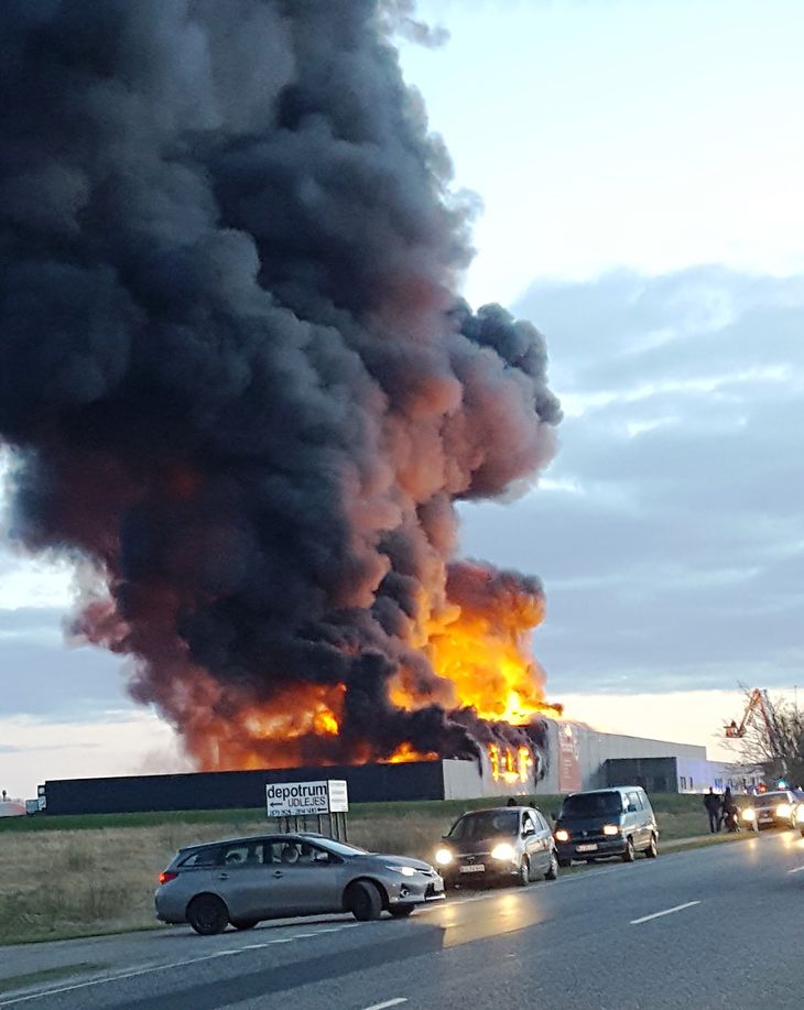 Brandmandskabet har tilkaldt eksperthjælp fra Sjælland. Foto: Bo Jacobsen