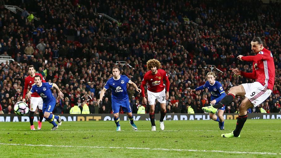 Her sparker Zlatan kuglen mod mål på overtidsstraffesparket og sikrer United det ene point i kampen mod Everton. Foto: All Over