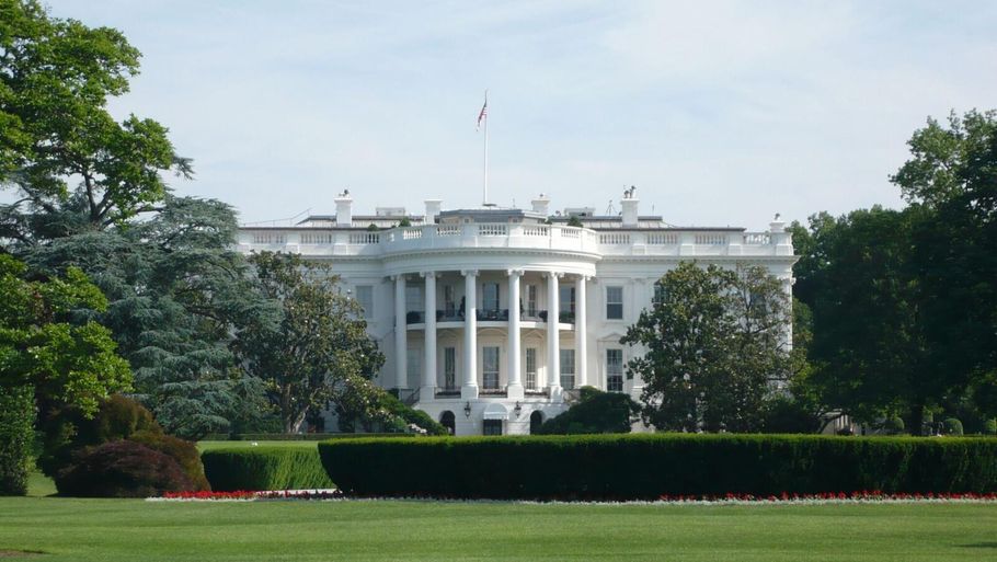 Man kommer ikke tæt på præsidentens bolig, men man kan sagtens få øje på det Hvide Hus gennem gitteret. Foto: Morten Herlev