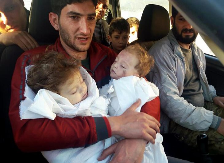 Abdel Hameed Alyousef, 29, holder sine to babyer, der blev dræbt i tirsdagens formodede giftangreb i Khan Sheikhoun i den nordsyriske Idlib-provins. Alyousef mistede også sin kone, to brødre og flere andre familiemedlemmer. (Foto: AP)