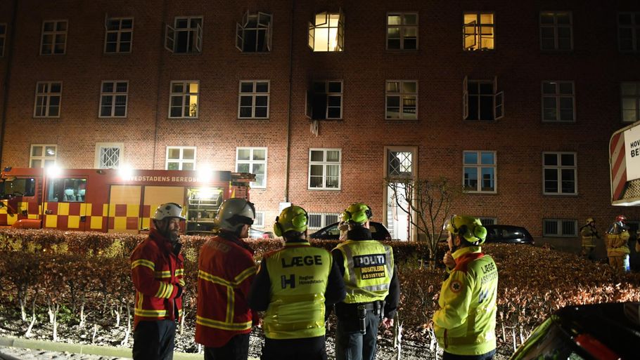 En mandlig beboer er bragt til hospitalet efter en ildebrand i hans lejlighed på Østerbro i København. (Foto: Kenneth Meyer)