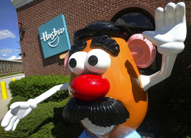 Den populære Mr. Potato Head-figur foran Hasbros hovedkvarter (Foto: AP)