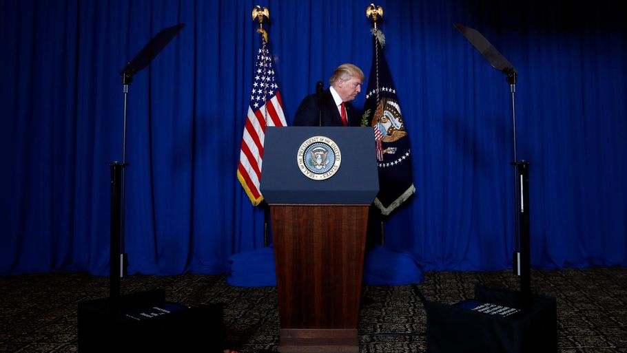 Donald Trump forlader podiet efter et kort pressemøde om missilangrebet mod Syrien natten til fredag dansk tid. (Foto: AP)