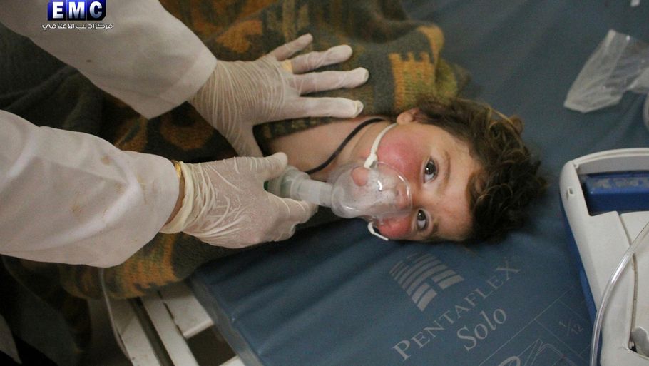 En læge behandler et barn efter det formodede giftgasangreb i Khan Sheikhoun i den nordlige Idlib-provins i Syrien. Foto: Edlib Media Center/AP