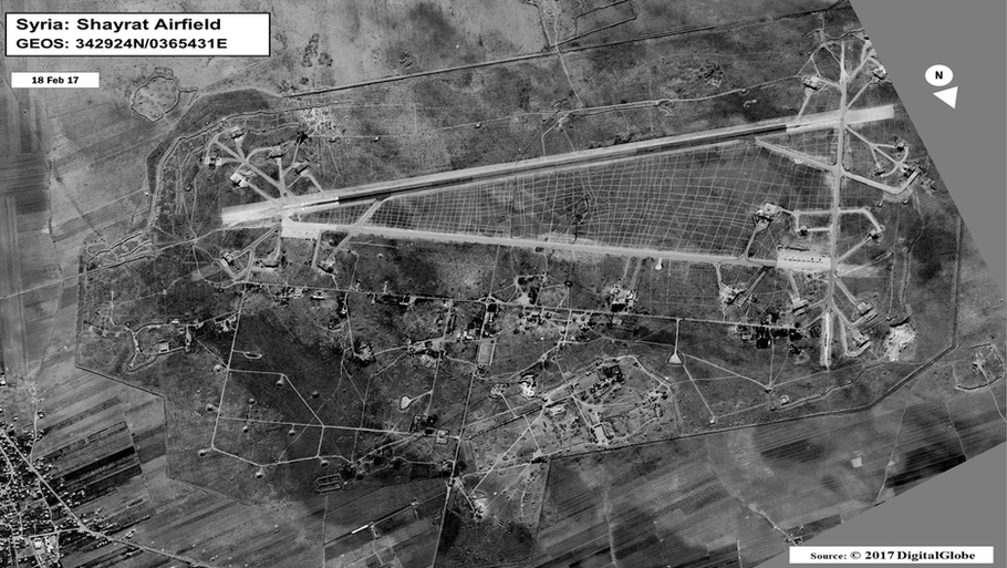 Pentagon har offentliggjort dette billede af Shayrat Basen, der var målet for nattens angreb. Luftfotografiet er ifølge Pentagon taget 18 februar. Halvanden måned senere hamrede 59 tomahawk krydsermissiler ned i basen. Foto: Pentagon