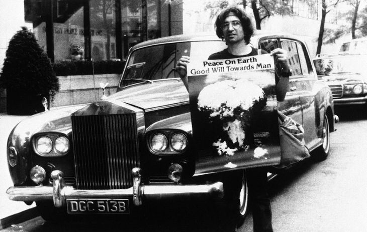 David Peel foran vennen John Lennons Rolls Royce i New York anno 1984. Foto: AP