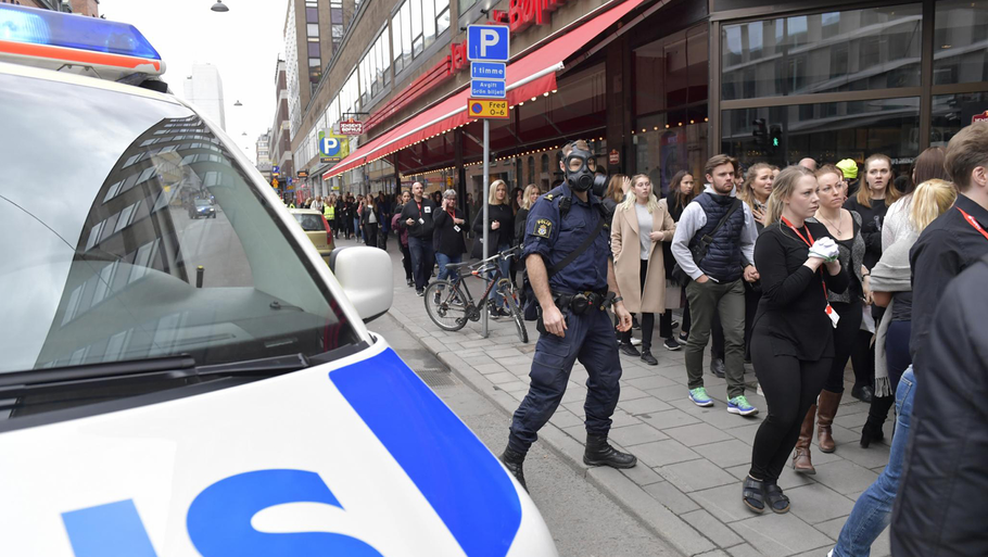 En lastbil er kørt ind i en folkemængde i Stockholm. Mindst tre er dræbt. Angrebet er langt fra det første af sin art i Europa den seneste tid. Foto: AP