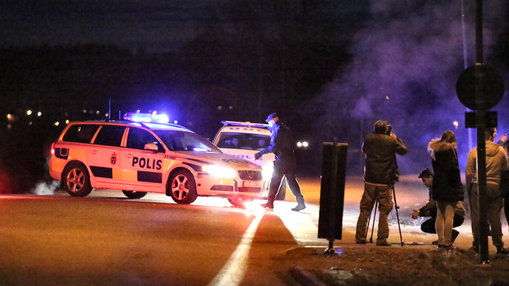 Politiet stærkt til stede i forstaden Märsta. Foto: Stefan Johansson