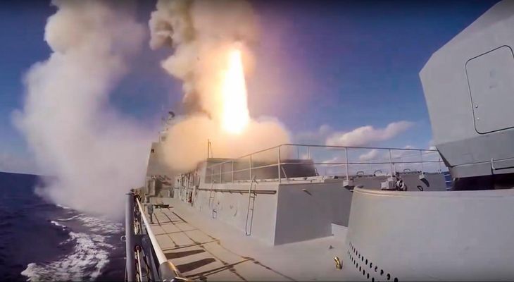 I november 2016 affyrede Admiral Grigorovich et Kalibr-krydsermissil mod IS-mål i Syrien. Foto: AP