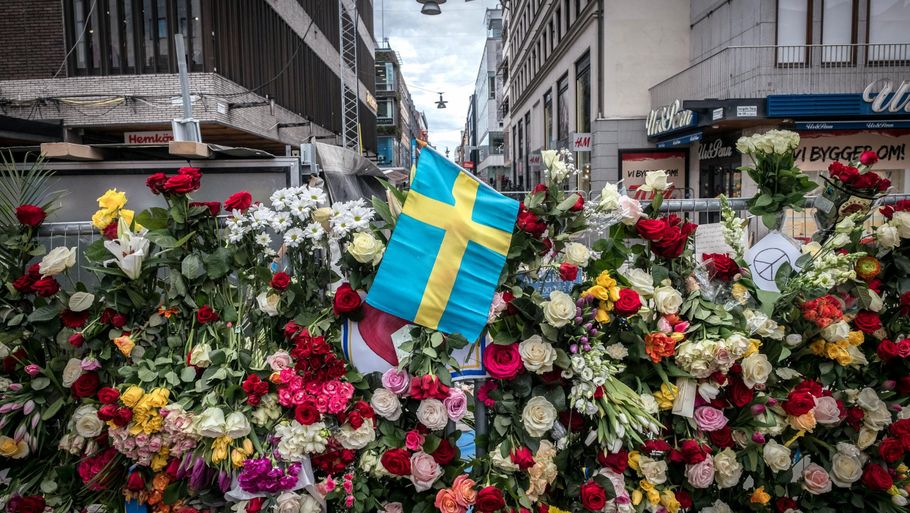 Blomsterhav til ære for de sårede og dræbte i fredagens angreb. Foto: Per Rasmussen