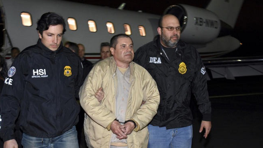 Den berygtede narko-baron El Chapo Guzman efter ankomsten til USA. Han er knotten over, at Netflix har lavet en TV-serien om ham - helt uden at spørge om lov. Arkivfoto: AP