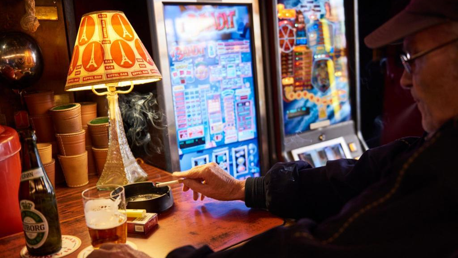 Spil, øl og smøger er en klassisk cocktail på legendariske Eiffel Bar. Foto: Ulf Svane