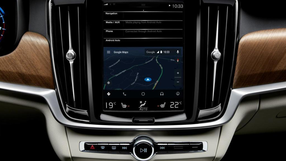 Android Auto, her med Google Maps i front på den nye Volvo S90, lader vente på sig herhjemme. Foto: Volvo