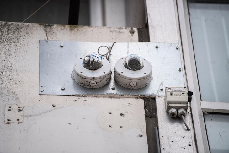 To overvågningskameraer med overklippede ledninger i 1. sals højde ved Bøgetorvet, hvor Black Army hænger ud. FOTO: EKSTRA BLADET