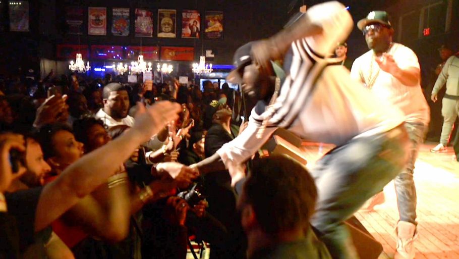 Her bliver 50 Cent revet ned af scenen af en kvindelig fan midt under en koncert. (foto: All Over Press)