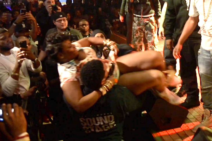 Her bliver den kvindelige fan båret op på scenen som en slags plaster på såret fra 50 Cents side. (foto: All Over Press)