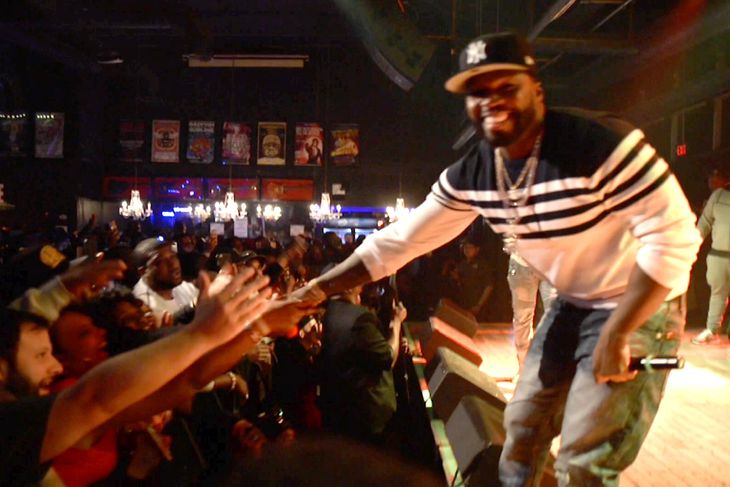 Her smiler 50 Cent i sekundet før, han bliver revet ned fra scenen. (foto: All Over Press)