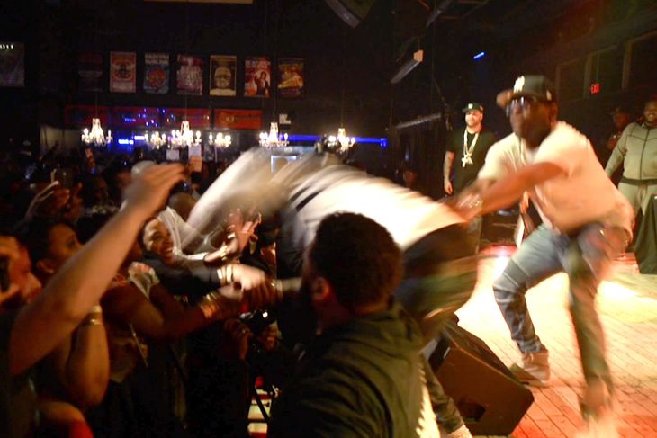 En kollega forsøger at redde 50 Cent fra at falde ned, men forgæves. (foto: All Over Press)