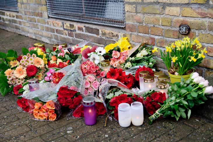 Mange har været forbi adressen på Kobbelvænget, hvor en mor og hendes tre børn tirsdag morgen blev dræbt, af den 38-årige. Foto: Tariq Mikkel Khan 