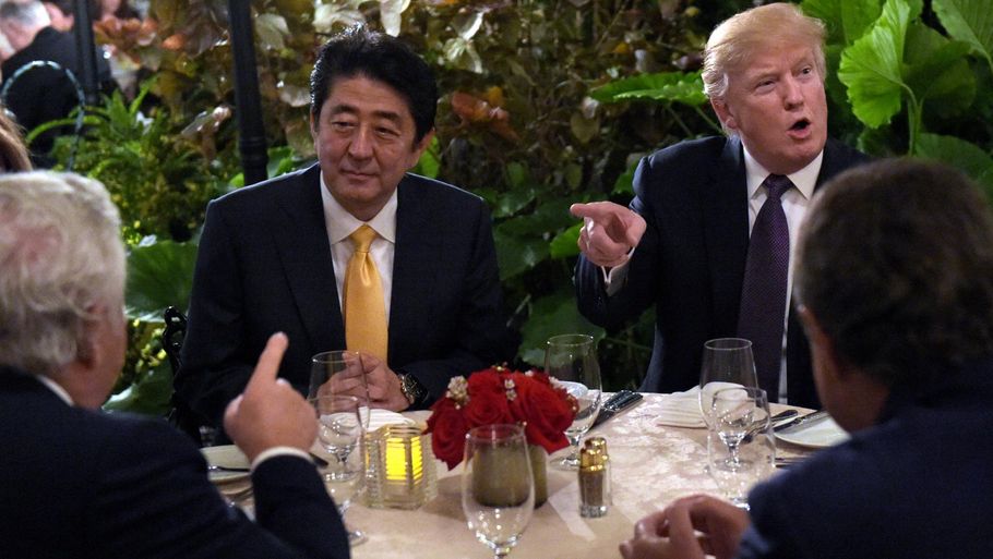 Donald Trump spiser middag med den japanske premierminister Shinzo Abe. To uger forinden havde Floridas fødevarekontrol noteret køkkenet på Mar-a-Lago for 13 overtrædelser af fødevareloven. (Foto: AP)