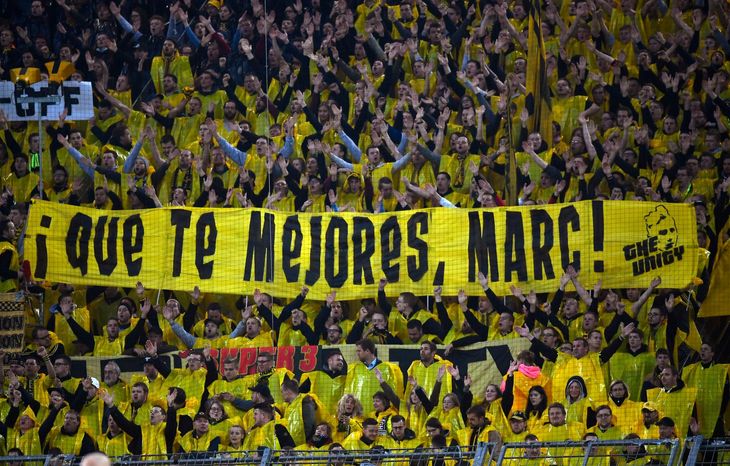 Marc Bartra blev hyldet og bakket op af egne fans, efter han var blevet såret i forbindelse med sidste uges angreb på Dortmunds spillerbus. 'Må du komme sig hurtigt, Marc', skrev de på et banner. Foto: AP/Martin Meissner.   