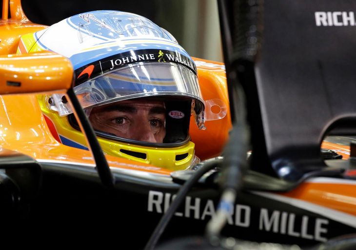 Fernando Alonso i sin McLaren racer uden træningen i Bahrain. Foto: AP