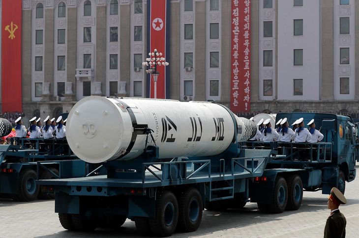 Dette ballistiske missil, der kan affyres fra en ubåd, blev fremvist under paraden i Pyongyang. (Foto: AP)