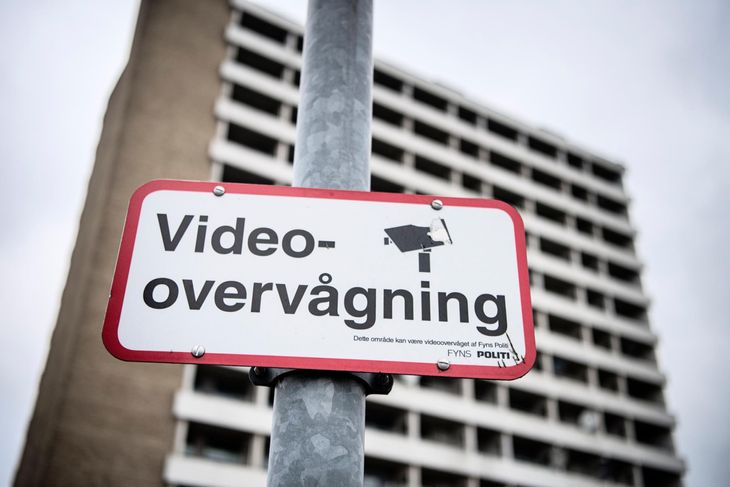 Videoovervågning er en del af hverdagen i Vollsmose. Skiltet her er sat op tæt på Bøgetorvet, hvor blandt andre folk fra grupperingen Black Army hænger ud. Foto: Ekstra Bladet