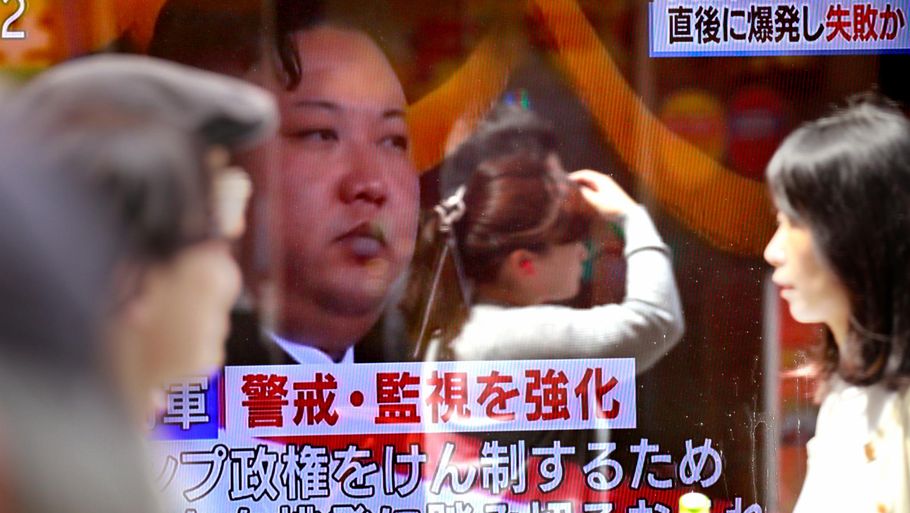 nordkoreas diktator Kim Jong Un toner frem på en tv-skærm i Sydkorea. (Foto: AP)