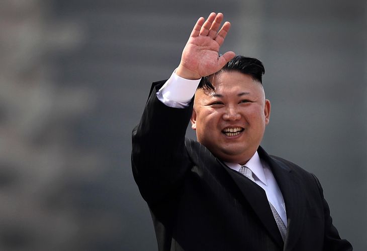 Kim Jong Un vinker til forsamlingen under en militærparade i weekenden. (Foto: AP)