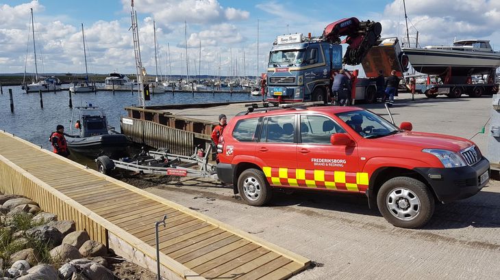 Redningsmandskab har bjærget en livløs person fra havnen i Frederiksværk. Foto: Allan Andersen