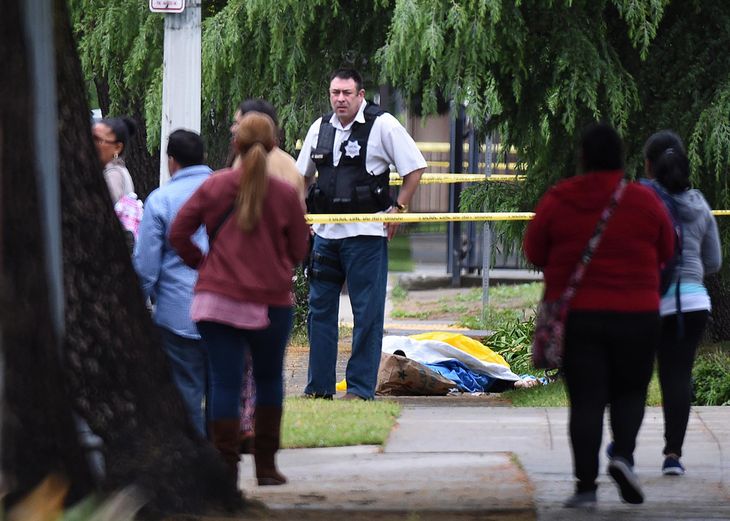 Et af ofrene ligger død på gaden i Fresno. I alt tre personer mistede livet. (Foto: AP)