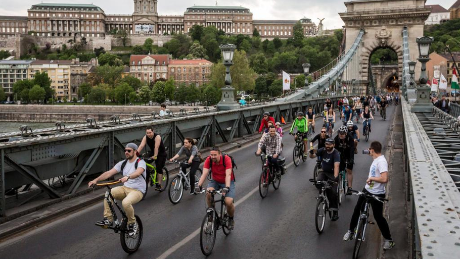 Når benene er allermest trætte efter cykelturen, kan du nyde slutspurten ind til Budapest med Parlamentet i baggrunden. Foto: AP
