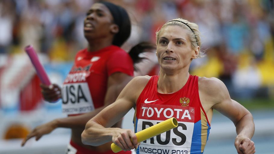 Antonina Krivoshapka (th.) er en af de fem atletikudøvere, der udelukkes i to år. Foto: AP