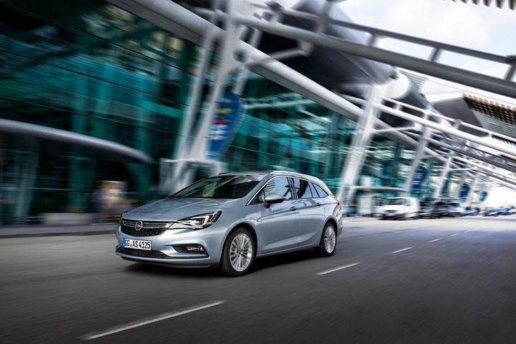 Den nye Opel Astra er generelt en populær vare herhjemme, og importøren satser på den veludstyrede Enjoy-model med bl.a. stor farveskærm. Foto: Opel 